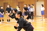 サーブカット　後ろには応援する姿が。