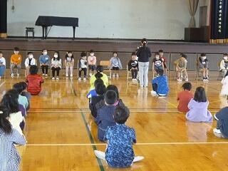 6年生が代表で「おむかえのことば」を送りました。