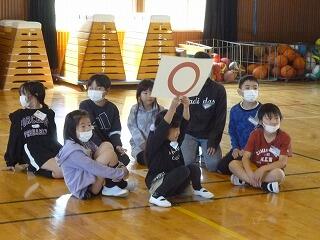 なかよし班のみんなで答えを考えます。