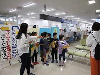 真剣にお話を聞いています。