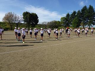 真っ青な空の下、開会式です。