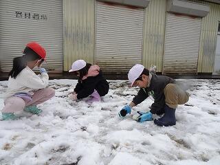 雪だるまをつくってます