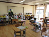 ２年生配膳の様子