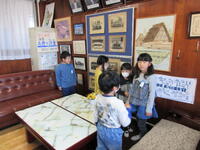 昔の写真をじっくり…