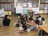 探検の注意事項を確認しています。