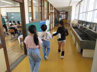 廊下は静かに歩いて探検します