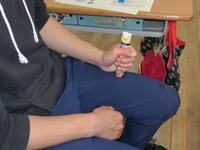 エピペンの打ち方の訓練