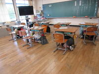 机の下にもぐって身を守ります