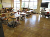 机の下にもぐって身を守ります