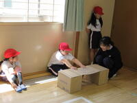 長座体前屈。息を吐きながらゆっくり伸ばします！