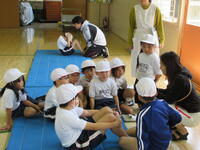 上体起こしの説明を真剣に聞いてます！あれ、奥で始めている子もいるね⁉