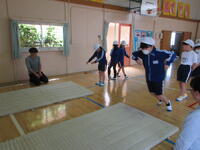 立ち幅跳び。腕と膝を使ってタイミングよくジャンプ！