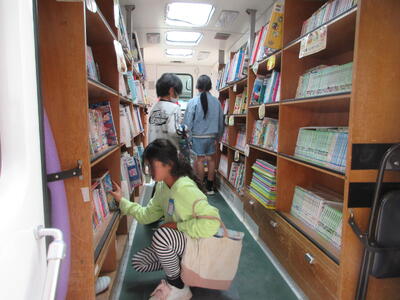移動バスの中で本さがし(●'◡'●)