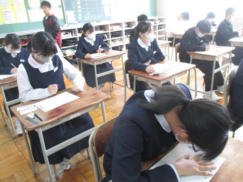 調査シールを確認しています