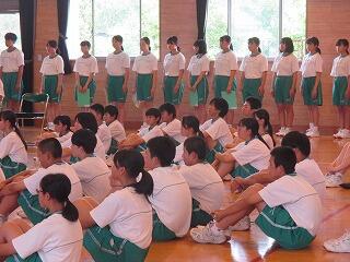 話を聞いている様子