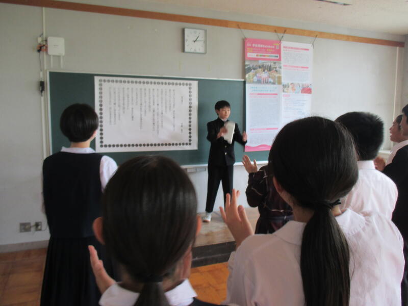 歌を歌う様子①