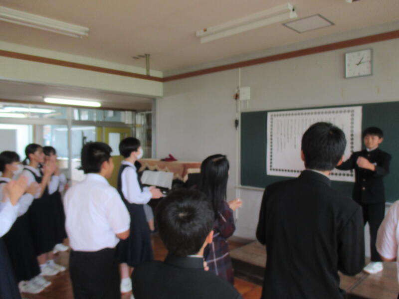 歌を歌う様子③