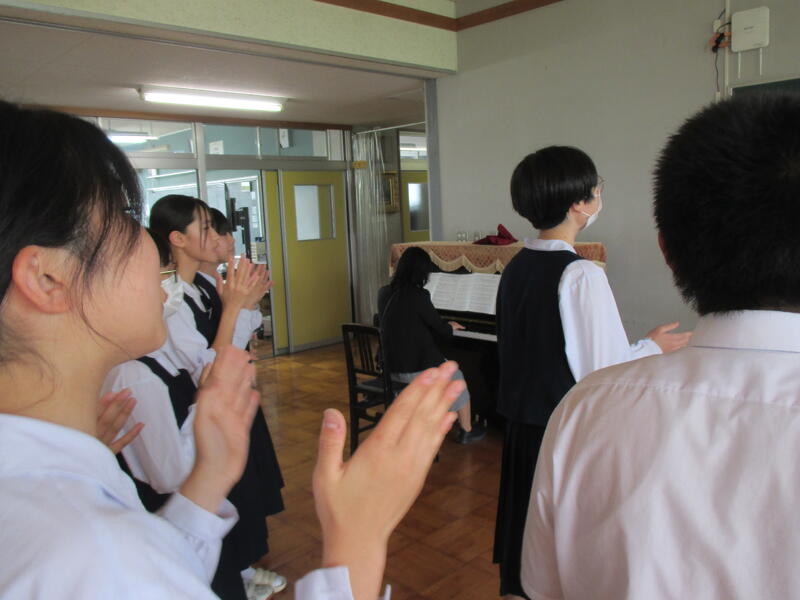 歌を歌う様子④