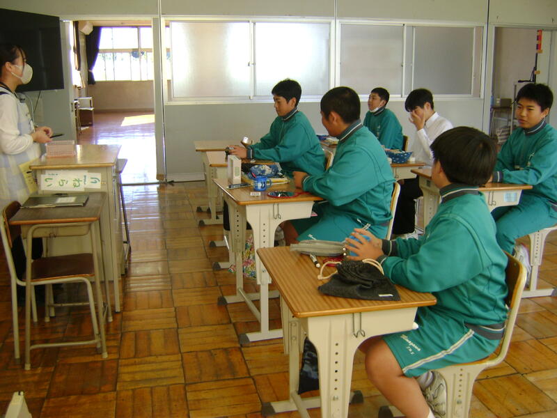 養護教諭から説明を受けている様子