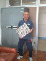 校長先生も１億円（みほん）持ってみました