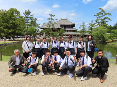 奈良：よりいっそうの友情を育みました。東大寺大仏殿前