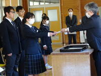 修了証を受け取る1年生代表